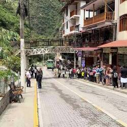 Meine Schlange! Es wird taktweise abgefertigt. Maximal 5.000 pro Tag auf den Berg.