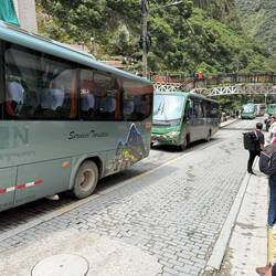 Man kann auch hoch laufen. Dauer ca. 2 Std. (sagt Bryaan). Die Masse entscheidet sich für Dieselluft