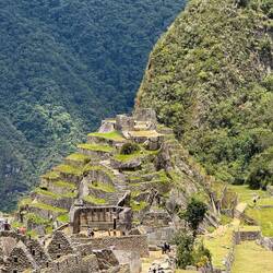 Eine Pyramide! Wer genauer schaut erkennt die Form. Auf der Spitze die Inka Sonnenuhr.