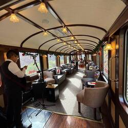 Das Bar- und Panoramaabteil. Andenblick mit Tourikick. Oh ja, Andenfolklore mit Amore.