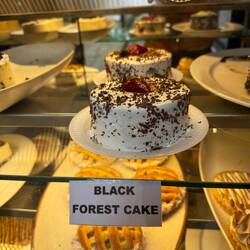 Ach gucke da! Weltweit bekannt! A global Brand: Black Forest Cake!Die Heimat einen Happen entfernt!