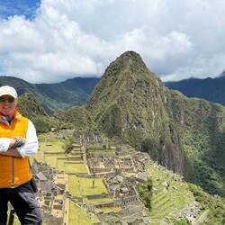 Steht da wie King Käs, dabei ist der Hintergrund das Weltwunder.