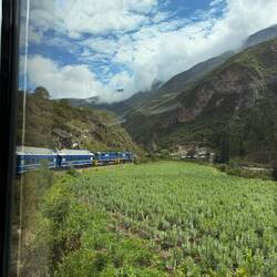 Entlang von Flüssen und Feldern. Mit Blick in Schluchten und Wälder.