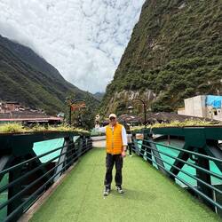 Die Empfangsbrücke in Agua Caliente. Und da hoch geht's!