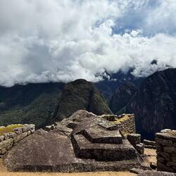 Hätte ich einen Guide, würde der mir sicherlich erklären welchen heiligen Sinn dieser Stein hat.