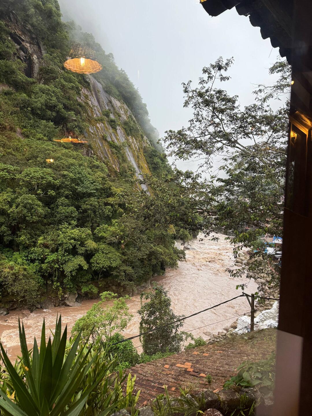 Blick aus'm Fenster am Frühstückstisch. Es hat geregnet. Eindeutig! Wie wird's oben aussehen?