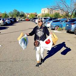 Wie alle laufen auch wir mit Säcken heraus