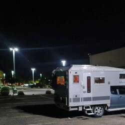 Stellplatz neben Outdoor Geschäft