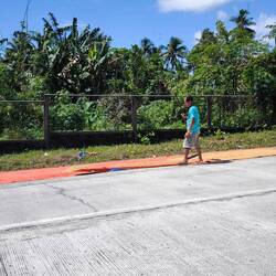 Reiskörner werden zum Trocknen auf Planen verteilt