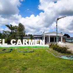 hinter dem Schriftzug von Del Carmen das Rathaus