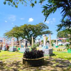 ...der Bibelgarten vor der Kirchenpforte