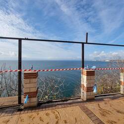 Naja, sicher ist dieses Geländer ja nicht.