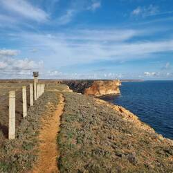 Ganz nah am Abgrund führt der Weg vorbei.