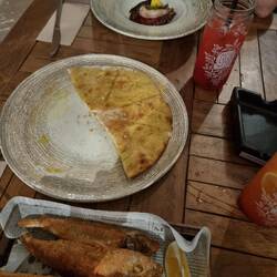 Anina hat den Fisch gegessen, auch wenn er ganz war. (Kopf, Schwanz und Gräten ausgeschlossen)