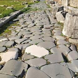 Il decumano con il capitolium sulla destra