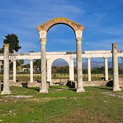 La facciata delle terme vista dal macellum