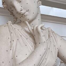 I chiodini che servivano come riferimento per l'opera in marmo