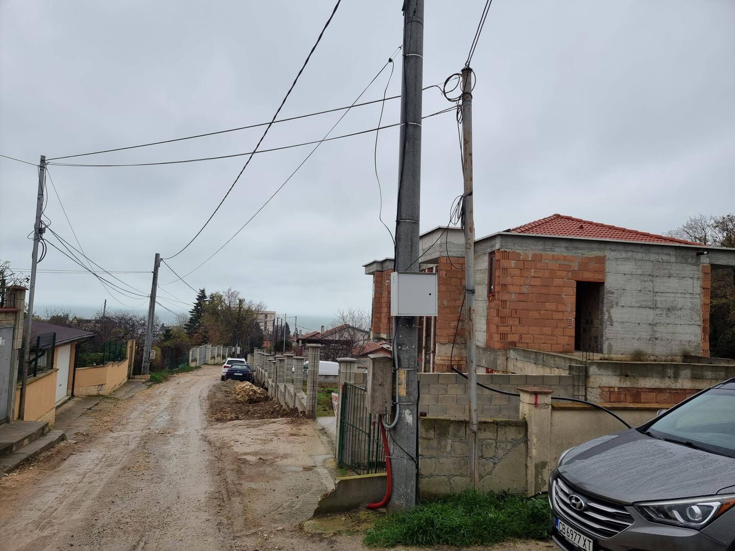 Und hierdurch fahren auch alle Touristen im Sommer?