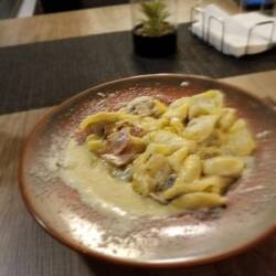 Chicken tortellini with prosciutto in cream sauce