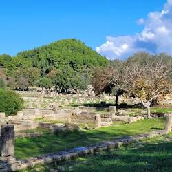 Im Hintergrund der Kronos-Hügel