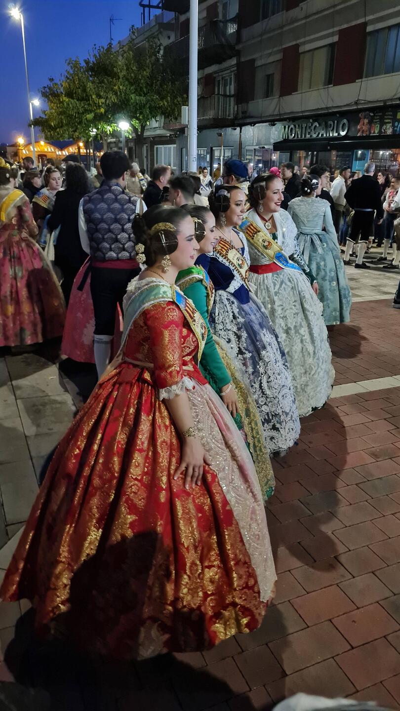 Die Mädels in traditioneller Kleidung