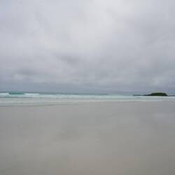 Weisser Sandstrand und türkisblaues Wasser.