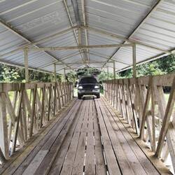 Zie Zufahrtsbrücke ist mit den Schlumpfmassen gerade noch so knapp befahrbar.