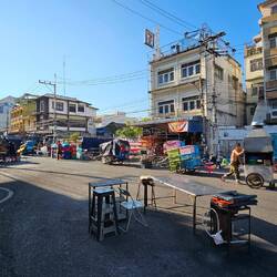 Nachtmarkt um 16:00 -- der tägliche Aufbau beginnt.