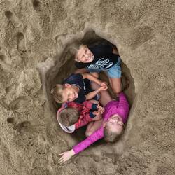 Strandspiel mit Luzia und Leandro