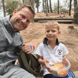 Pause nach der Schule im "Wäldchen", bis Carla auch fertig ist