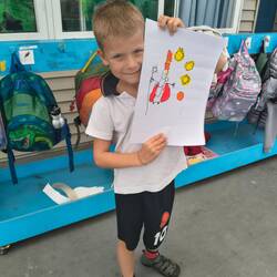 Felix malt Nikolaus-Bilder in der Schule