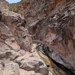 Flusslauf und Vulkangeestein