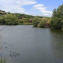 Les deux lacs toujours dans la propriété, avec un coin aménagé pour un pique-nique