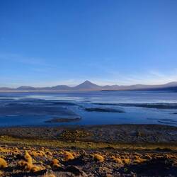 Die Sonne ist hinter den Bergen, das Wasser liegt im Schatten und ist auf einmal nur noch blau!
