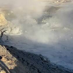 Überall blubbert und qualmt es