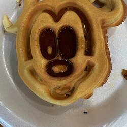 Guido hatte keine Auswahl es gab nur Micky Maus Waffeln, klar alles auf Disney