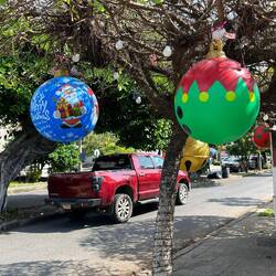 Weihnachtskugel als Luftballon