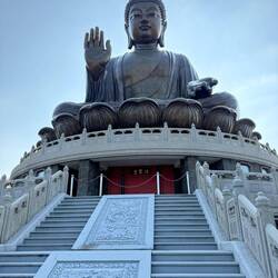 34 Meter hoch und aus Bronze.