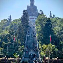 Da oben sitzt er, der Big Buddha.