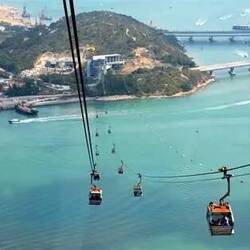 Mit der 5750 m langen spektakulären Ngong Ping 360 Seilbahn ging's auf den Berg.