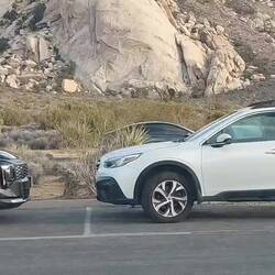 Die Straße durch den Park eine Stunde vor Sonnenuntergang, bisschen wie A5.