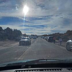 Schon Meilen vorm Parkplatz die Straße zugeparkt.