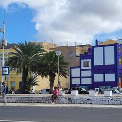 Jan besorgt erstmal mobile Daten - ich beobachte das Treiben vor der Tür.