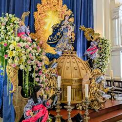 Noch ist die Maria versteckt, Abends werden die Tore für die Öffentlichkeit geöffnet