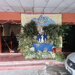 In vielen Häusern wir eine Maria aufgestellt