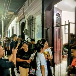 Die Leute stehen Schlange um Geschenke zu ergattern.