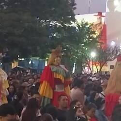 Die Leute und wir warten