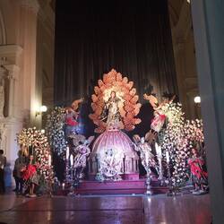 Die Türen der Kathedrale gehen auf, dahinter der Marienaltar