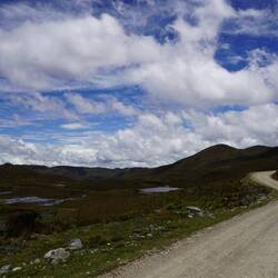 Kiesstrasse entlang der Lagunen.