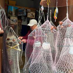 Fischer bei der Arbeit, Netze knüpfen